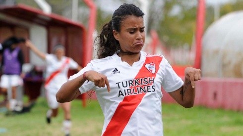 Carolina Birizamberri celebra su gol agónico ante Independiente que le valió un triunfo a River. Las chicas de Daniel Reyes ganaron los cuatro partidos que jugaron.