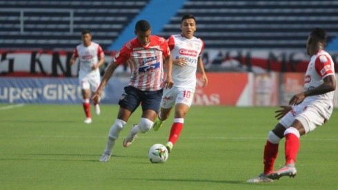 Junior de Barranquilla, próximo rival de River en la Copa Libertadores, venció a Independiente Santa Fe por 3 a 1 en la Primera División de Colombia.