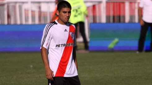 Cristian Villagra jugó en River entre 2007 y 2010, en total disputó 108 partidos, convirtió tres goles y ganó el Clausura de 2008 bajo en mando de Diego Simeone.
