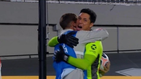 El momento del abrazo entre Enzo Pérez y el arquero juvenil.