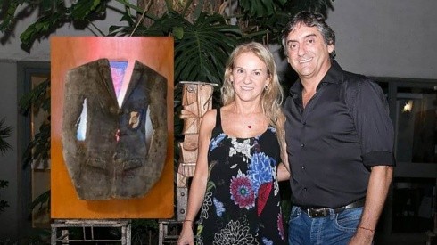 Enzo y Carmela junto al cuadro del saco distintivo del Muñeco terminado.