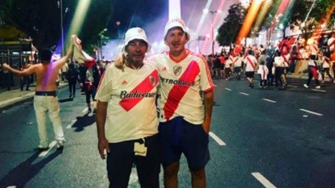 Gustavo Oberman junto a su padre luego de la final entre River y Boca de la Copa Libertadores 2018 en el Obelisco.
