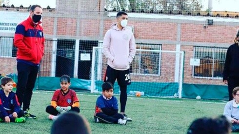 Enzo Pérez disfrutó de una tarde de fútbol con los chicos que concurren a su academia de fútbol en Maipú, Mendoza.