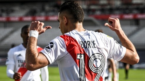 Rafael Santos Borré deberá resolver qué será de su futuro una vez que termine su participación en la Copa América, River quiere que siga en el club.