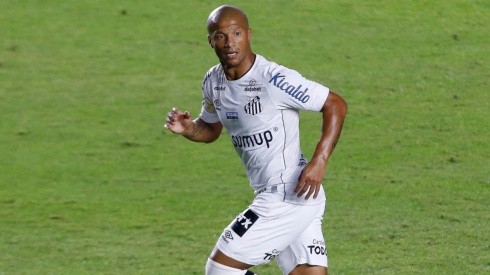 Carlos Sánchez volvió al gol en el Santos