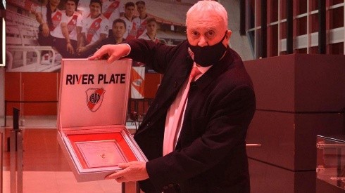 Norberto Alonso fue homenajeado a 50 años de su debut oficial en River.