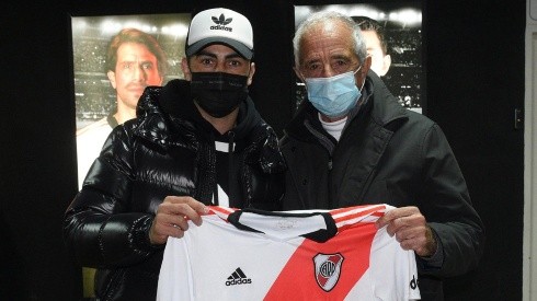 Gonzalo Martínez junto a Rodolfo D'Onofrio, quien le entregó una camiseta de River al héroe de Madrid.
