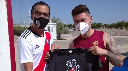 El ex jugador del Millonario y una mañana a pura charla en Sevilla.