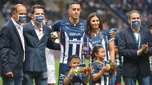 Rogelio Funes Mori fue homenajeado por la dirigencia de Rayados de Monterrey por haberse convertido en el máximo goleador de la historia del club.