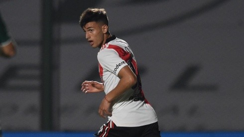 El juvenil disputó sus primeros minutos con la banda roja en Junín.