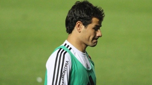 Rodrigo Mora hizo su debut oficial en la Primera de River un 2 de septiembre de 2012 ante Colón de Santa Fe en condición de visitante.