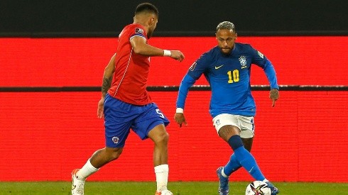 Paulo Díaz contra Neymar en el Chile-Brasil