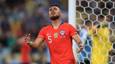 El chileno no pudo continuar jugando frente a Paraguay.