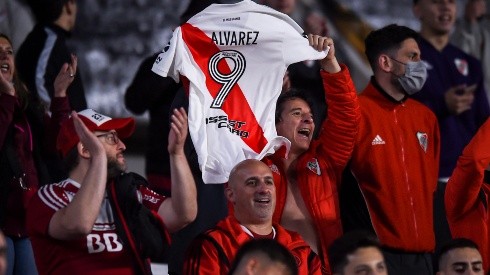 Los hinchas y una camiseta que ya quieren tener todos: la del nuevo goleador, Julián Alvarez.