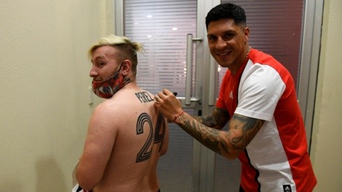 Enzo Pérez firmó el tatuaje de un fanático cordobés.