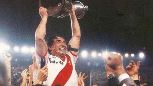 Américo Ruben Gallego levanta la primera Copa Libertadores de la historia de River.
