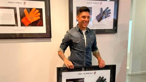 Enzo Pérez fue homenajeado en el Museo River, los guantes que utilizó ante Santa Fe por la Copa Libertadores quedaron enmarcados y exhibidos.