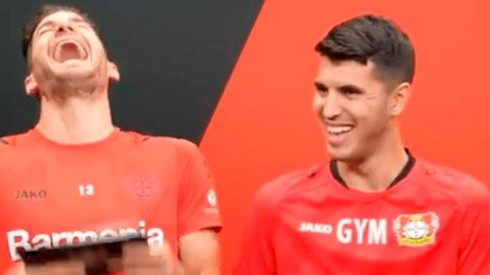Lucas Alario y Exequiel Palacios se tentaron al intentar enseñarle a los hinchas del Bayer Leverkusen algunas expresiones en español.