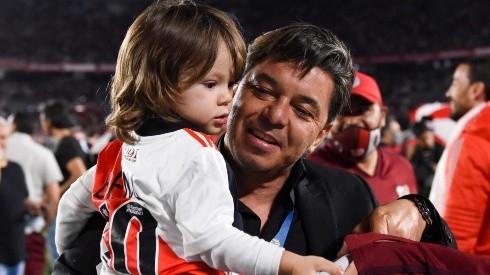 Marcelo Gallardo celebra la conquista de River con su hijo de dos años, Benjamín.