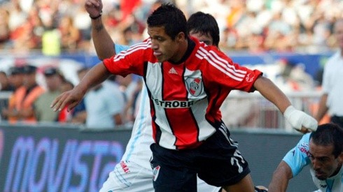 Alexis Sánchez jugó en River entre 2007 y 2008, disputó 31 partidos, marcó 4 goles y se consagró campeón del Clausura 2008.