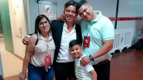 Marcelo Gallardo junto a Brian Velázquez y su familia en el Monumental luego de la fiesta por el tercer aniversario de la Copa Eterna.