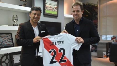El Muñeco firmó y posó junto a una camiseta con su nombre y el 22 por el año que se viene.