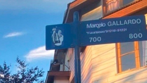 Un grupo de hinchas de River de Bariloche reemplazó el nombre de la Avenida Ángel Gallardo y puso el nombre del entrenador más ganador de la historia del club.