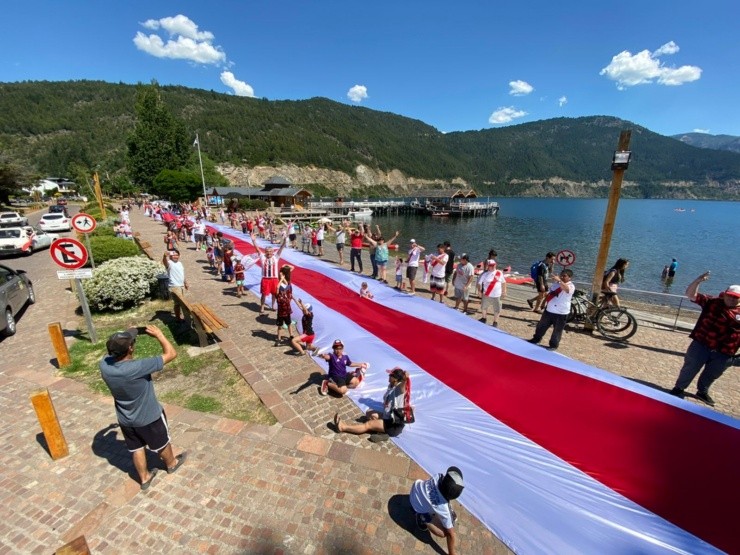 En 2020 prepararon una bandera de 70 por 4 metros (Gentileza Nicolás Urquiza)