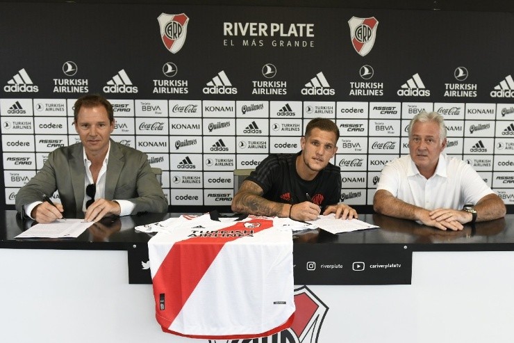 Bruno Zuculini firmó y viajó (@RiverPlate)