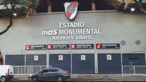 Así podría verse pronto el cartel del Monumental sobre los ingresos a la tribuna Centenario.