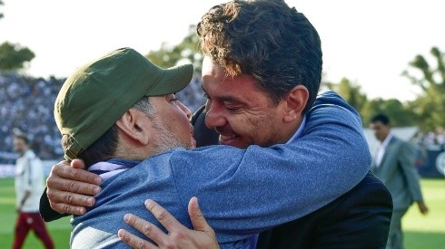 El abrazo entre Marcelo Gallardo y Diego Maradona en 2019.