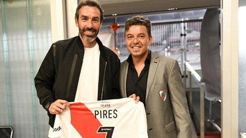 Robert Pires recibió la camiseta de River en su visita al club para ver el partido contra Patronato y saludó a Marcelo Gallardo.