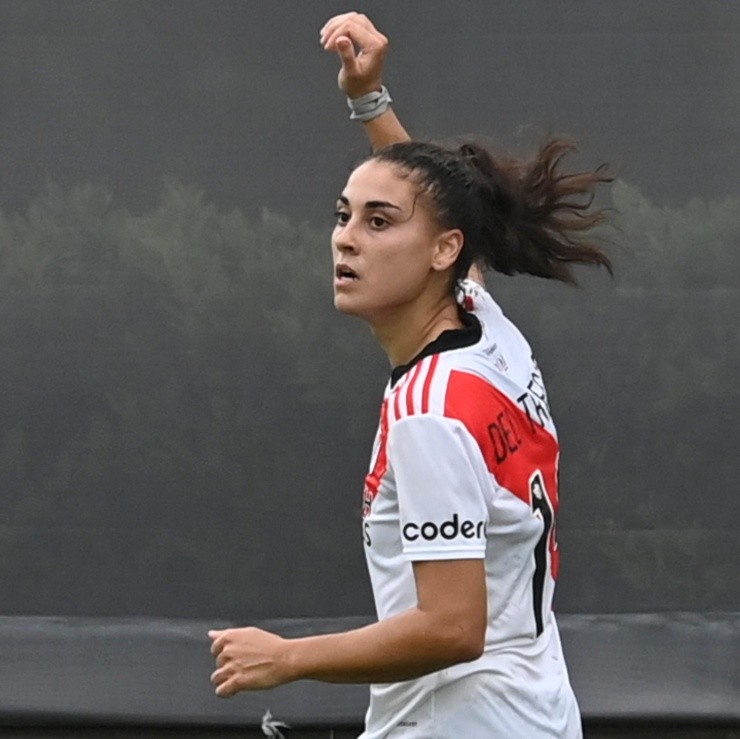 Martina Del Trecco marcó un hat-trick y se llevó la pelota a su casa. (Foto: @RiverPlateFem).