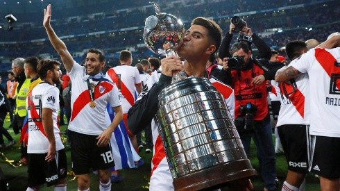 Exequiel Palacios besa la Copa Libertadores más deseada de la historia, la que River le ganó a Boca en el emblemático Santiago Bernabéu.