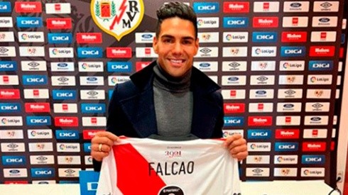 Radamel Falcao posa con la camiseta de River.