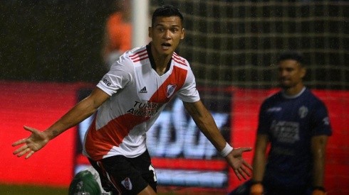 El Yacaré Herrera festeja su primer gol con la camiseta millonaria