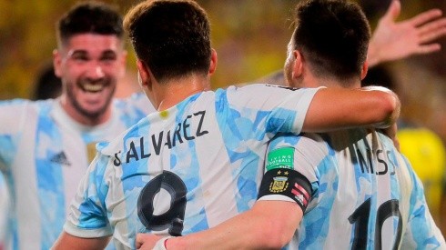 Julián Álvarez compartió una foto en redes sociales en la que está junto a Lionel Messi abrazo tras anotar su gol ante Ecuador.