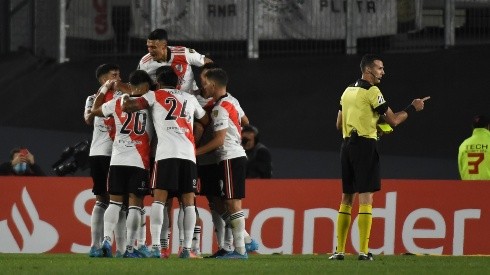 Abrazo de gol en el Monumental: River le ganó 2-0 a Fortaleza