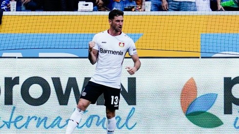 Puño apretado para el Pipa en Alemania: marcó el cuarto gol en el triunfo de su equipo.