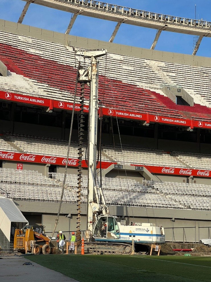 Perforaciones en el terreno para colocar los pilotes (Foto: LPM)