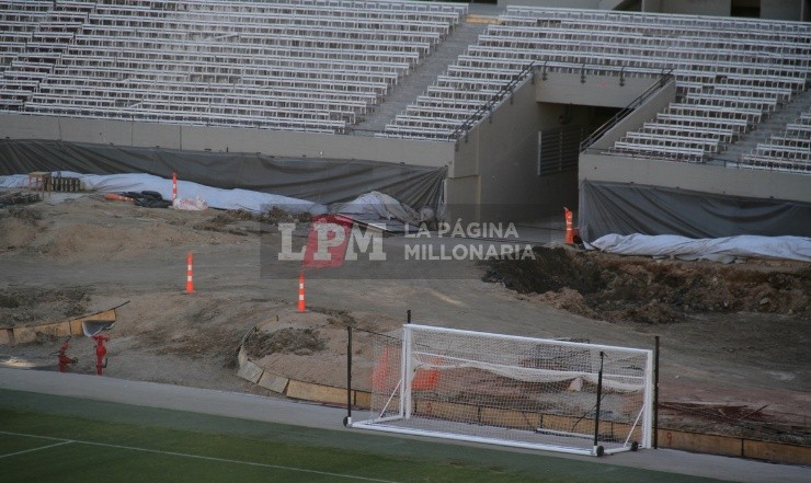 Montículos de tierra debajo de la tribuna Sívori