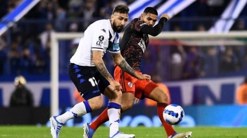 BUENOS AIRES, ARGENTINA - JUNE 29: Lucas Pratto of Velez fights for the ball with Hector Martinez of River Plate during a round of sixteen first leg match between Velez and River Plate as part of Copa CONMEBOL Libertadores 2022 at Jose Amalfitani Stadium on June 29, 2022 in Buenos Aires, Argentina. (Photo by Rodrigo Valle/Getty Images)