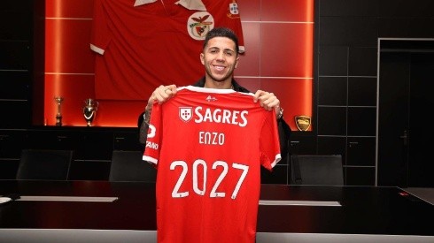 Enzo posó con la camiseta del Benfica y está listo para un nuevo desafío.