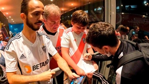 Nacho Fernández saludó a los hinchas de River que lo esperaron en la puerta del hotel de Río de Janeiro donde concentró Atlético Mineiro. Los fanáticos del Más Grande le pidieron que vuelva.