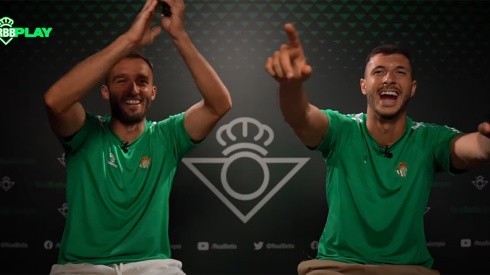 Germán y Guido, como dos hinchas más de River en plena entrevista en España.
