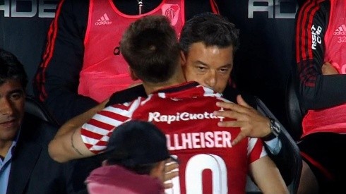 El momento del abrazo entre el Muñeco y Rollheiser en la previa del partido.