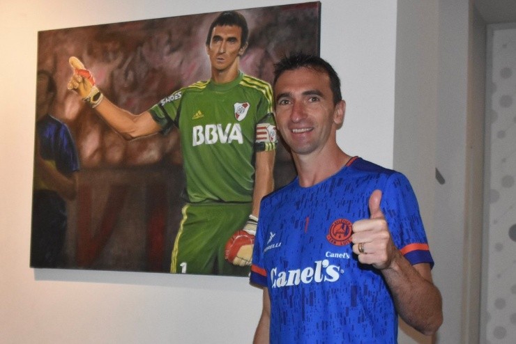 La imagen de Trapito luego de atajar el penal a Gigliotti (Foto: Prensa River)