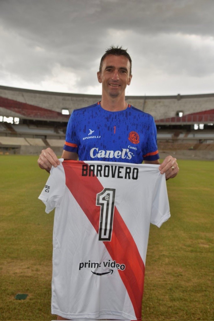 En casa y con el Manto Sagrado (Foto: Prensa River)