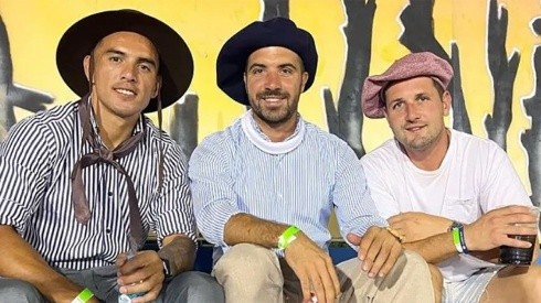 A la izquierda y siempre de camisa y sombrero, Enzo Díaz junto a sus amigos de toda la vida.