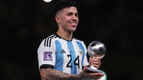 Enzo Fernández y el premio de la FIFA por ser considerado el mejor futbolista joven de la Copa del Mundo.